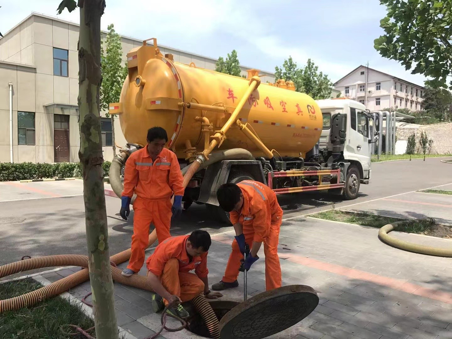 白沟管道疏通车停在窨井附近