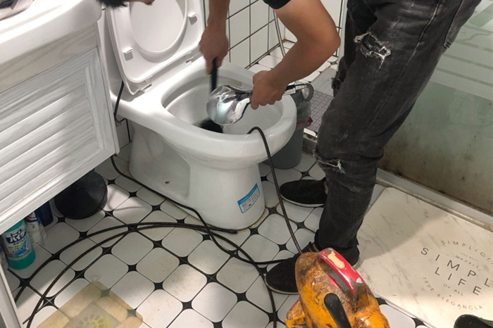 白沟马桶堵塞自己疏通还是找师傅?专业上门服务让你省时更省心